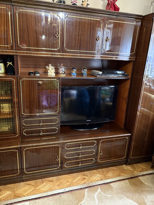 Meblościanka ze zlotymi okuciami