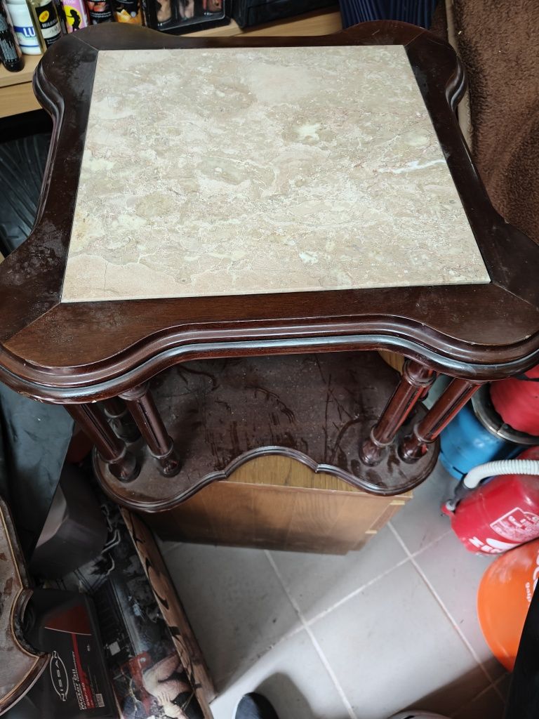 Vendo mesa de apoio de sofá mais bengaleiro  tenho mesas de sala