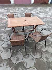 Stół z krzesłami ogrodowymi