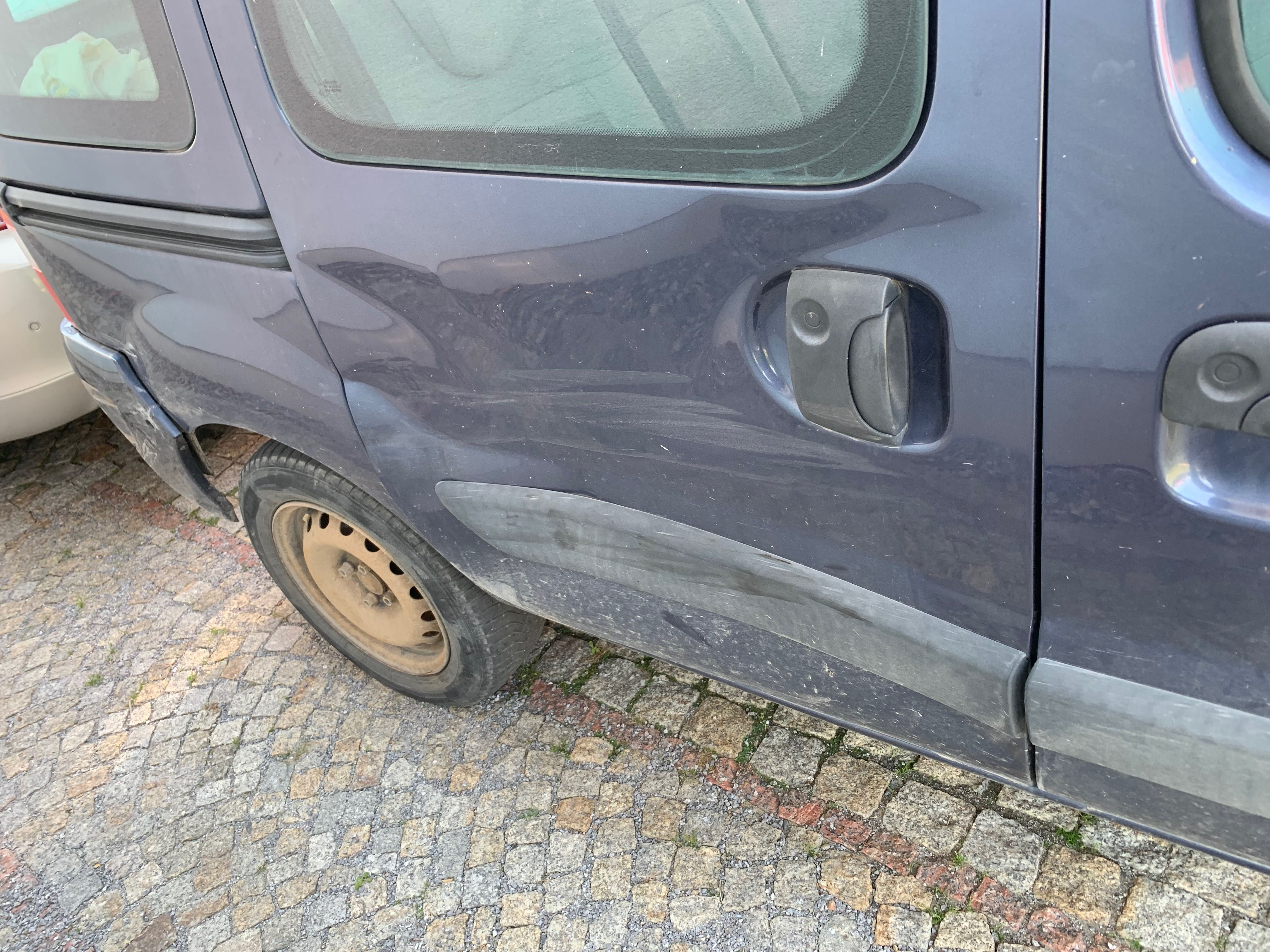 Renault Kangoo uszkodzony