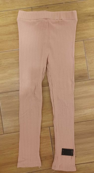 Różowe spodenki w prążki legginsy