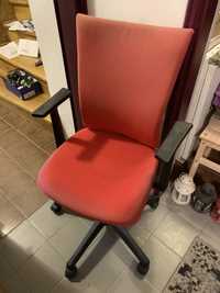 Fotel, krzeslo do biurka Ikea. Czerwony. Mlodziezowy.