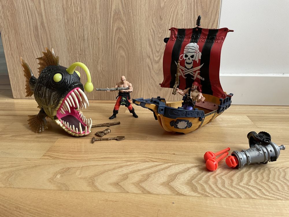 Pirates figurki piraci i ryba i statek piracki
