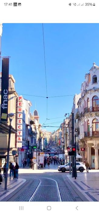 Se Aluga  Via Santa Catarina (Bolhão) Metro a 30 segundos.