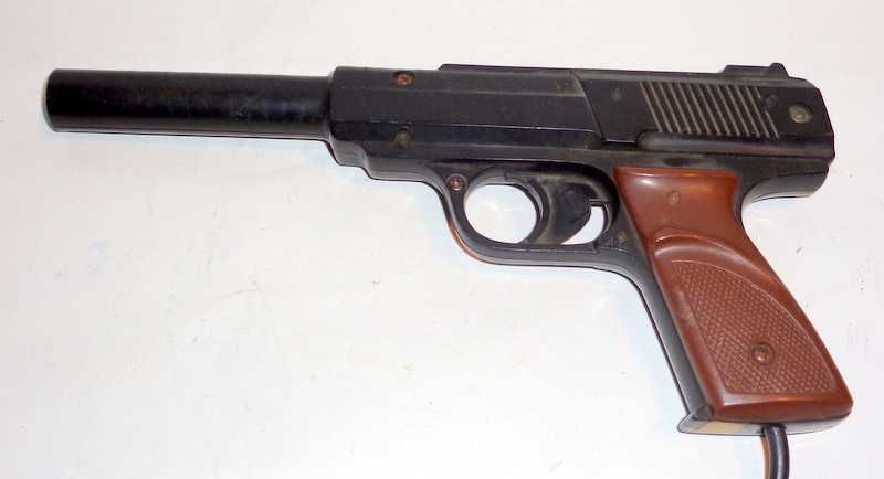 Zabawka pistolet do jakiejś starej gry elektronicznej .