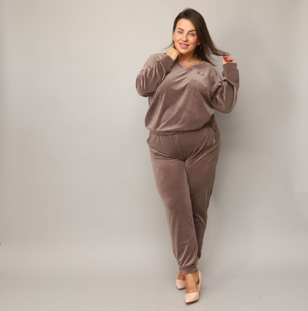 Komplet welurowy dres damski Polski plus size cappuccino dekolt V 3XL