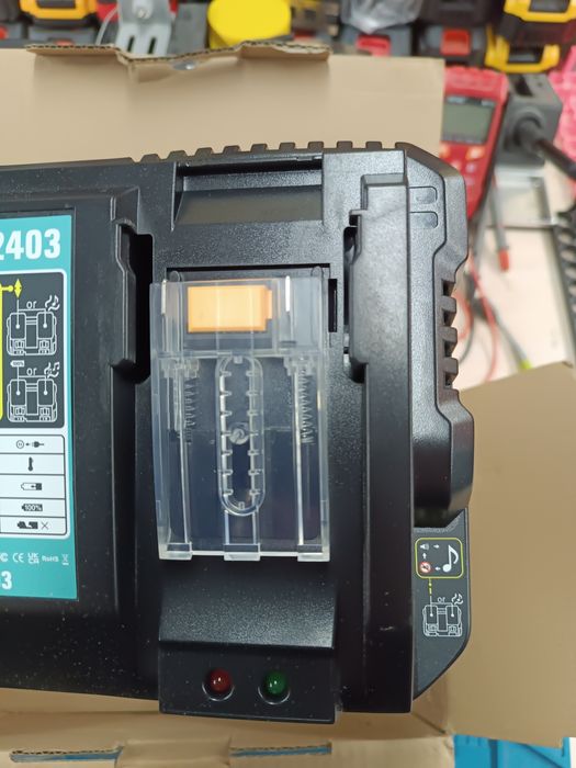 Зарядний пристрій Makita на 2 акумулятора