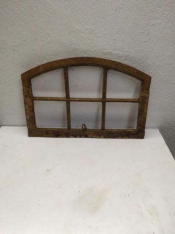Unikat małe stare metalowe okno stara rama okienna żeliwna nr 68
