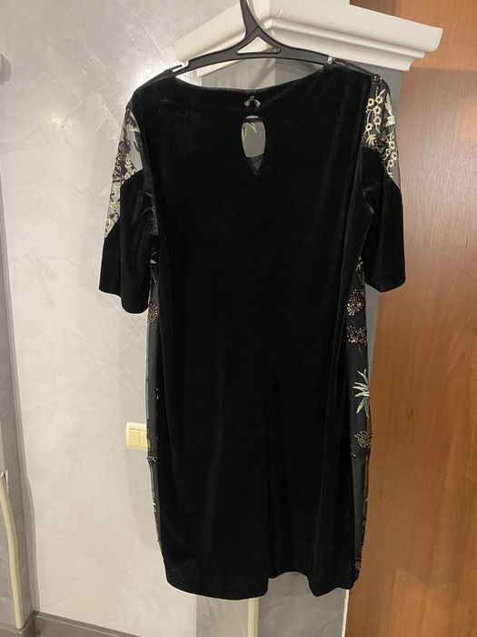 Елегантна чорна сукня з вишивкою