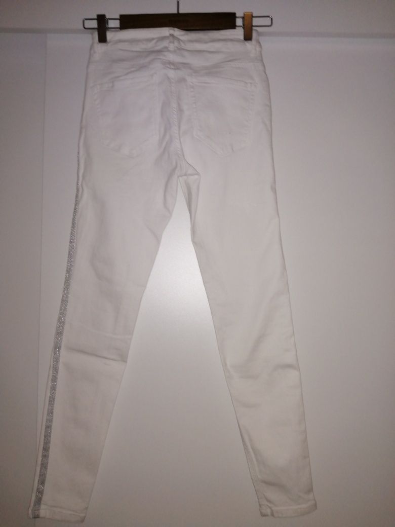 Białe spodnie z ozdobnym paskiem