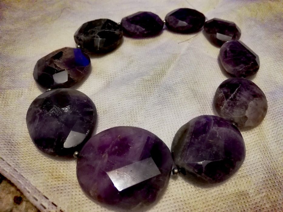Piękny sznur ametystów