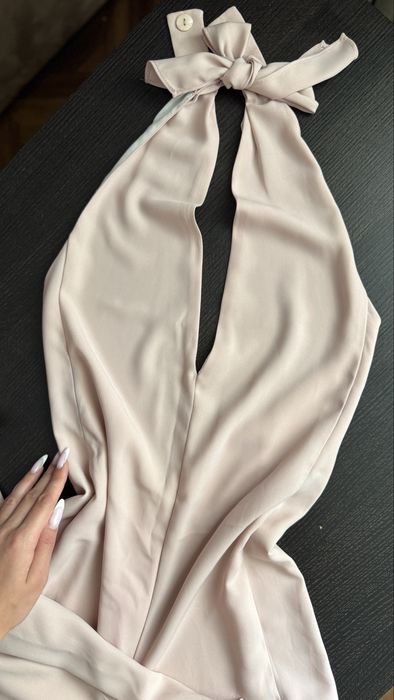 Жіночий рожевий комбінезон з відкритою спиною та зав’язкою на шиї