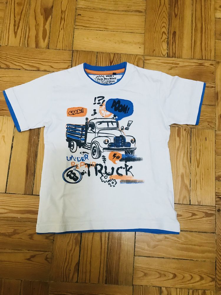 T-shirt branca e azul, com desenho