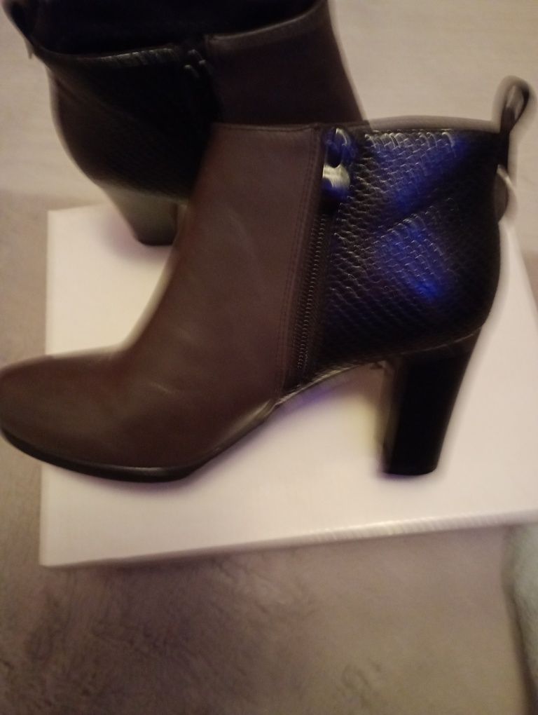 Ładne krótkie buty do kostek na obcasie
