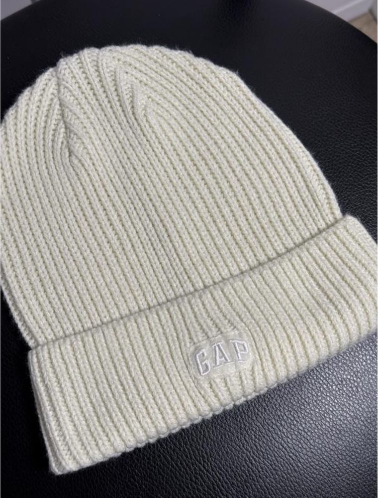 Жіноча зимова шапка gap