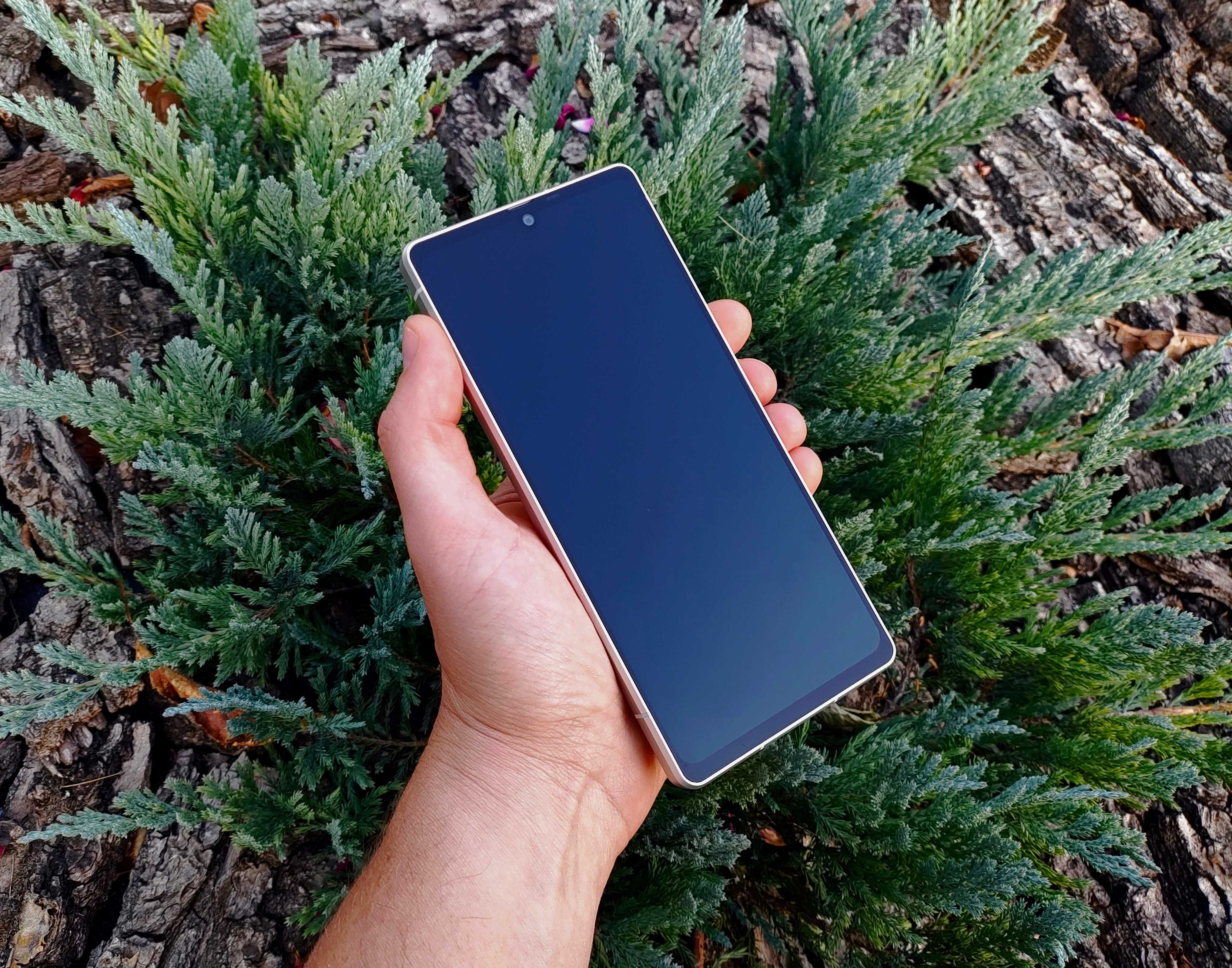 Смартфон компактний Sharp AQUOS R8(2Sim,6,4"240Гц,STD810,IP68,NFC,50mp
