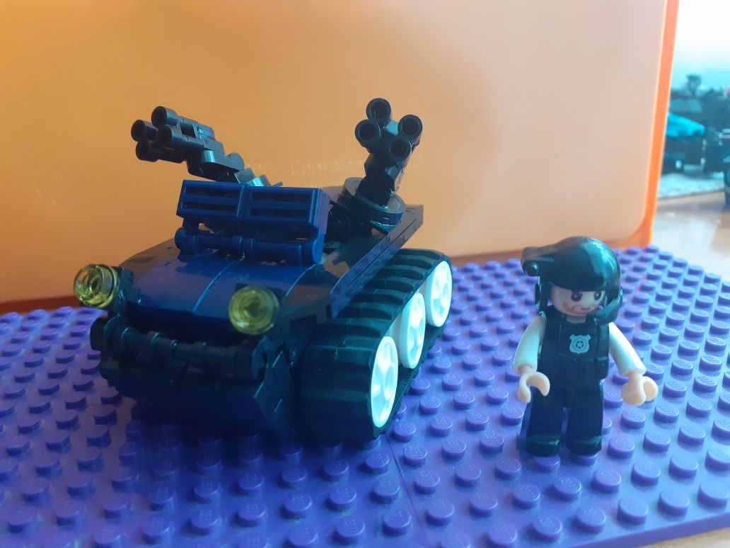 Конструктор танк гусеничний з фігуркою