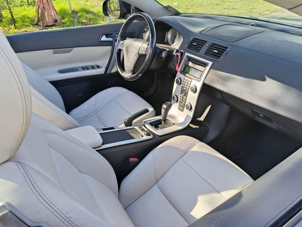 Volvo C70 2,0d  LIFT automat Momentum  *** Czarny  na beżu ***