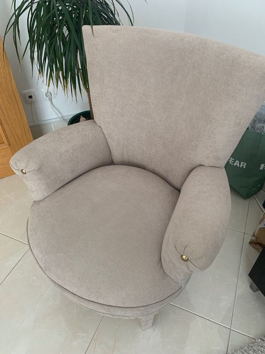 Senhorinha / Cadeira como nova. Peça de grande qualidade.
Valor 120€.