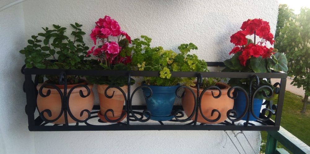 Kwietnik kwiaty skrzynki balkonowe doniczki donice