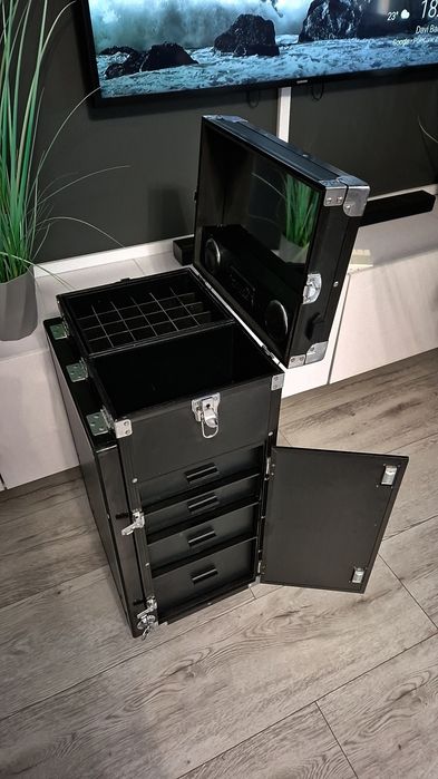 Profesjonalny stolik mobilny do manicure w formie wygodnego kuferka