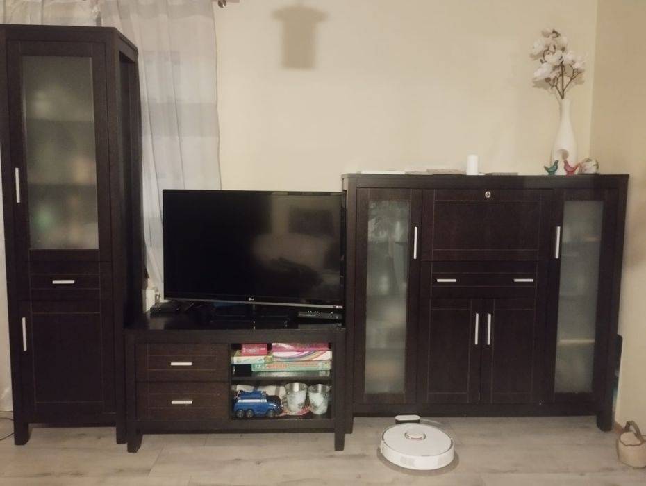 Zestaw szaf z TV LG (telewizorem)