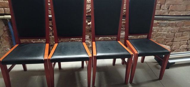 Krzesła drewniane, tapicerowane, kolor brązowy.