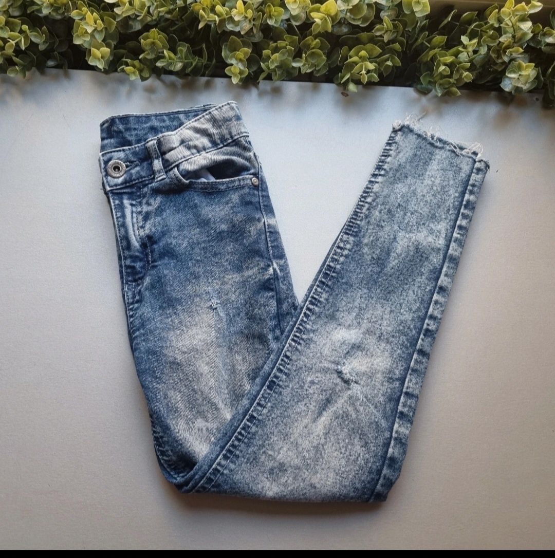 Spodnie z dziurami elastyczne , jeansy, rurki 128 /134