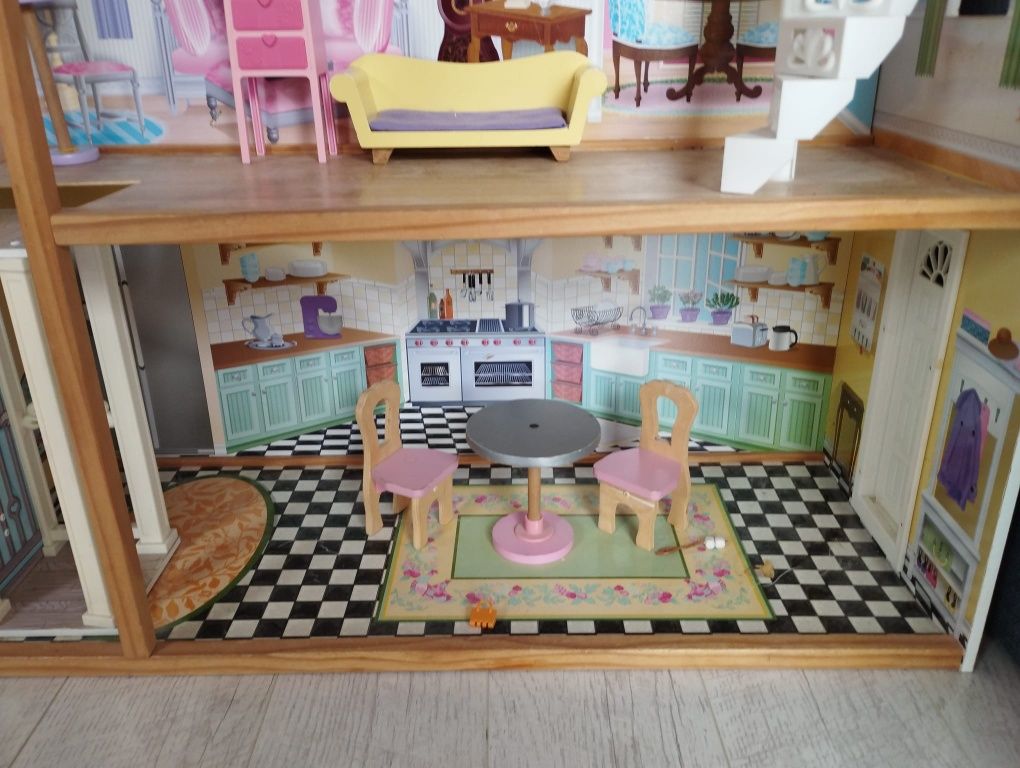 Domek drewniany dla lalek z akcesoriamy.