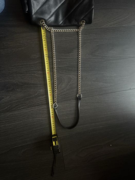 Czarna torebka z klamra jakółek