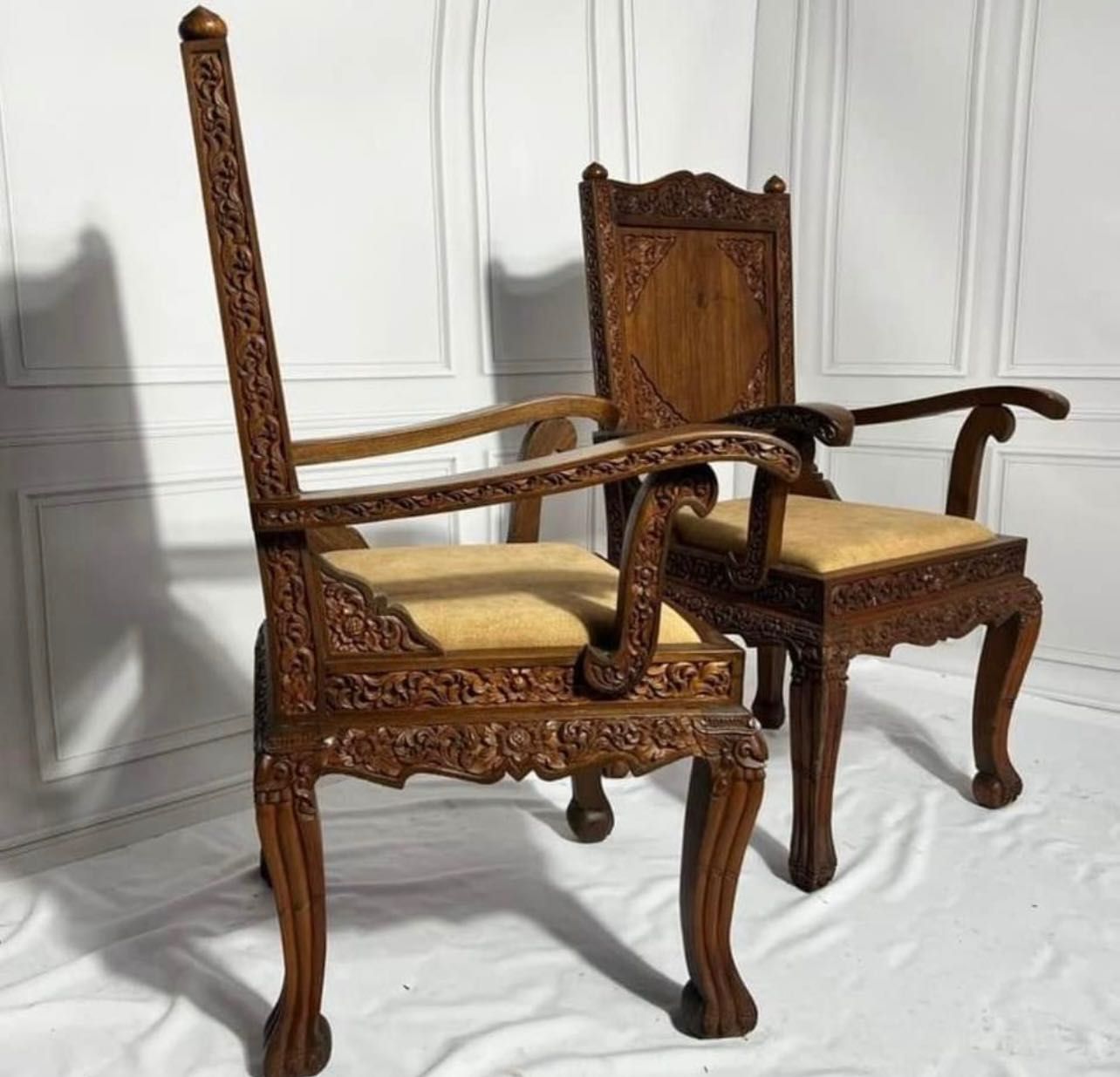 Stylowe masywne rzeźbione krzesło