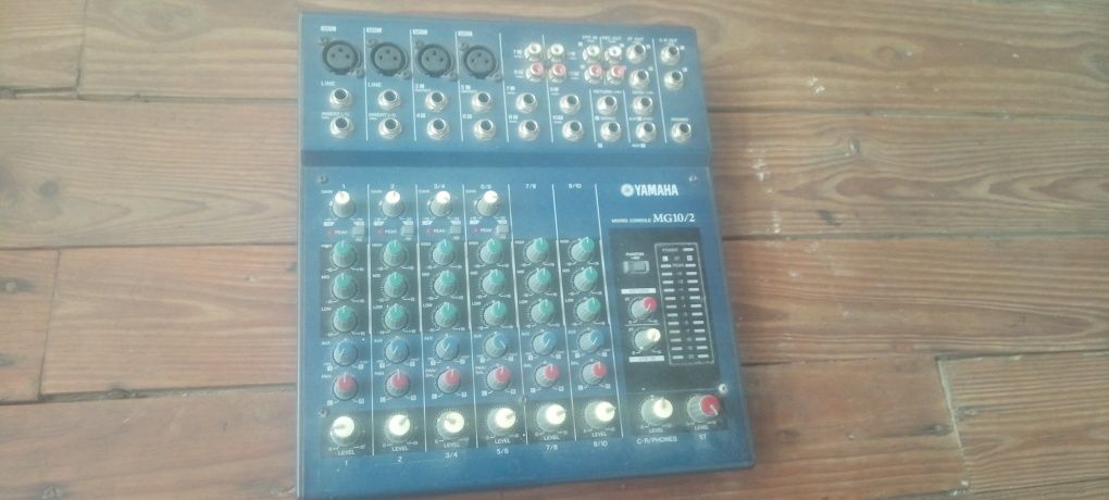 Mesa de som Yamaha MG10/2 sempre usada na sala de ensaio!