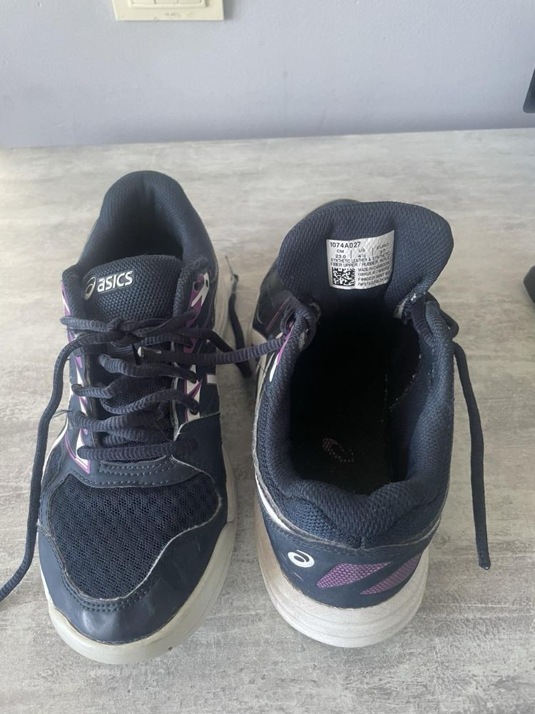 Кросівки Asics.