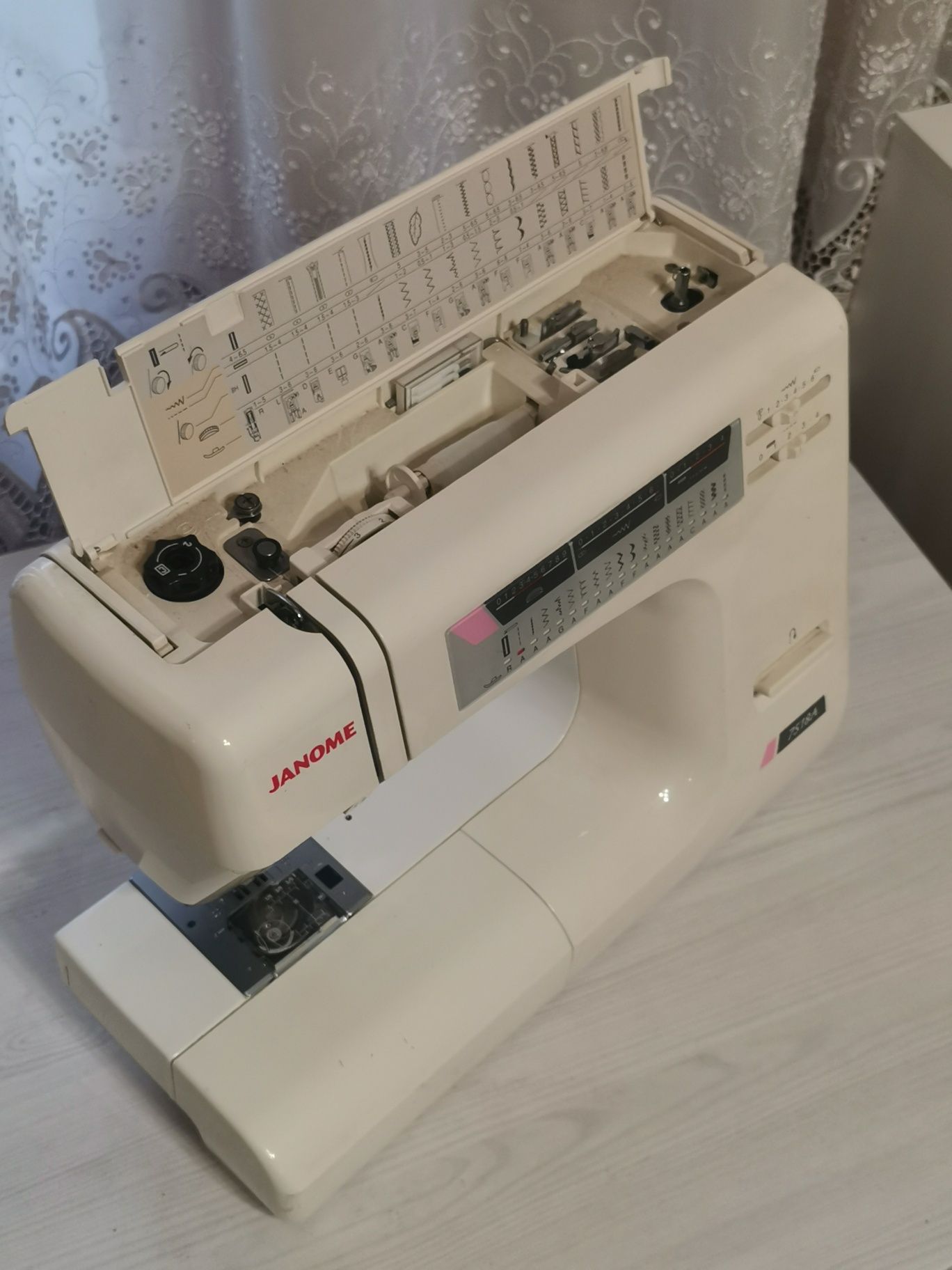 Швейна машинка Janome 7518A