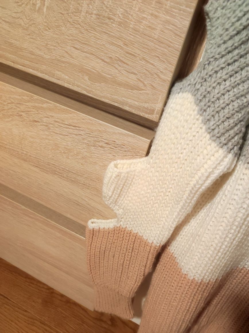 Sweter z ozdobnymi rękawami