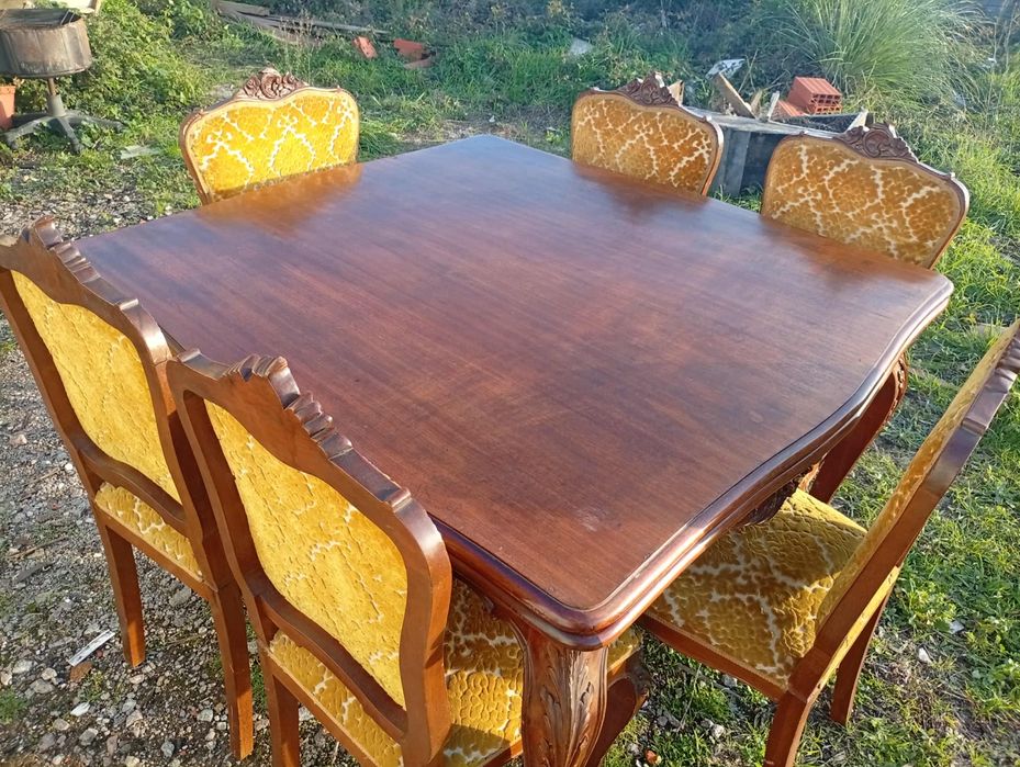 Lindíssima mesa com cadeiras