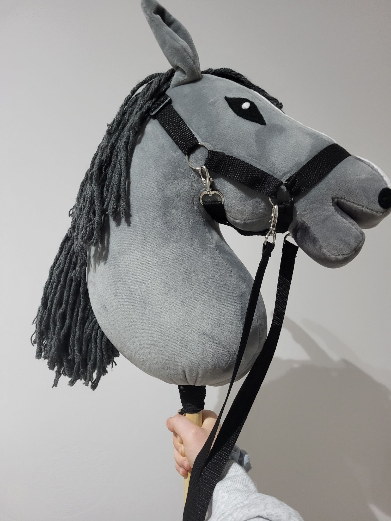 Hobby horse szary, grzywa z włóczki