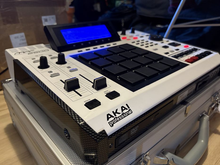 Akai mpc 2500 SE special edition white com  HD prenda: case em metal