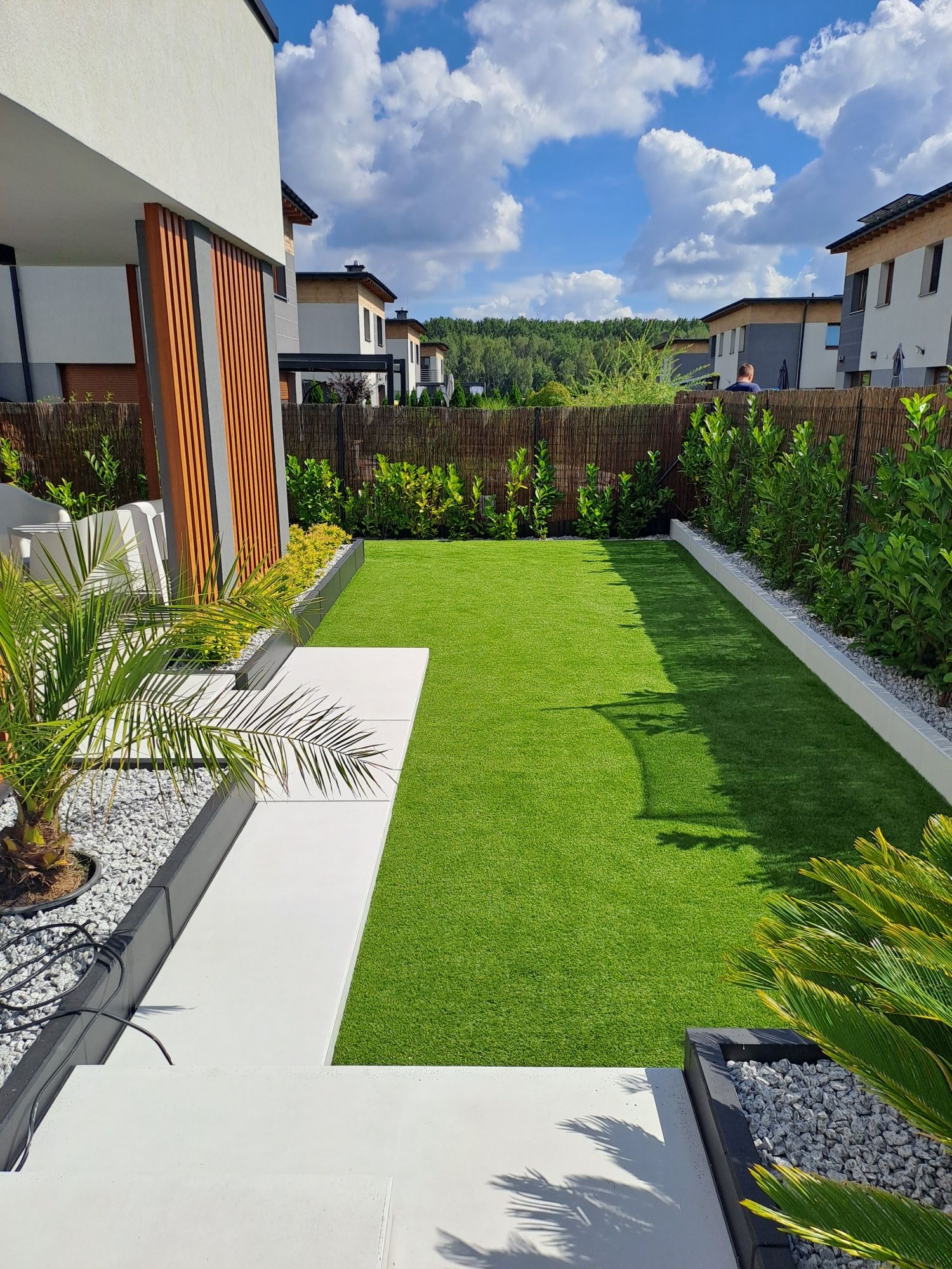 Montaż sztucznej trawy sztuczny trawnik małe i duże metraże