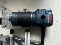Frezarka Bosch GKF550 wraz z zestawem frezow Bosch