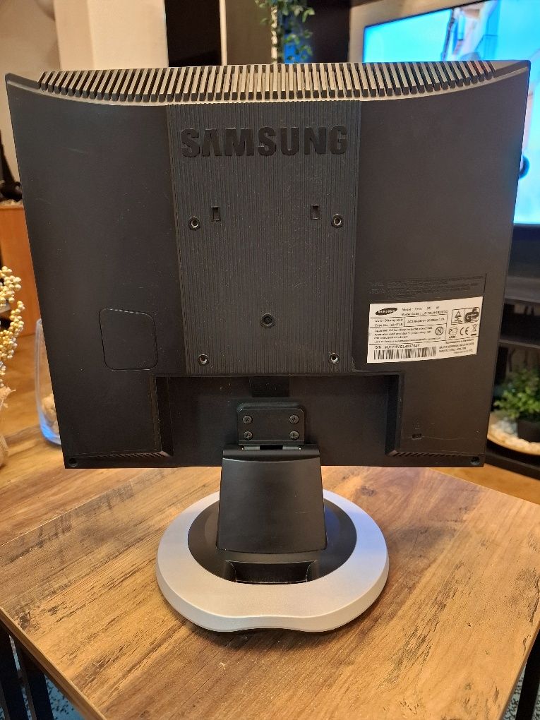 Monitor Samsung Modelo SYNCMASTER 710 N