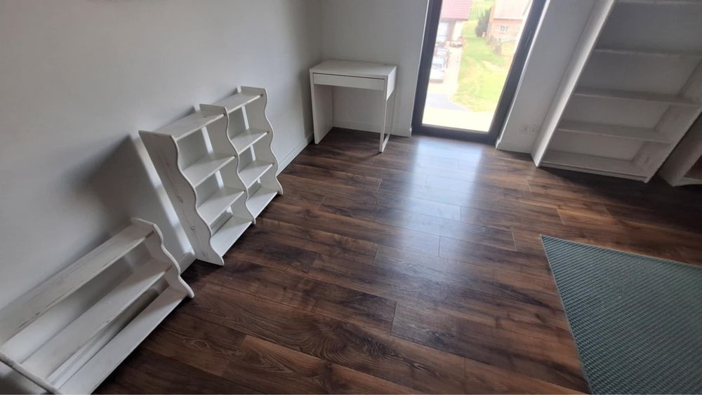 Zestaw mebli z przecieranego drewna-szafa,łóżko, reagły, (biurko ikea)
