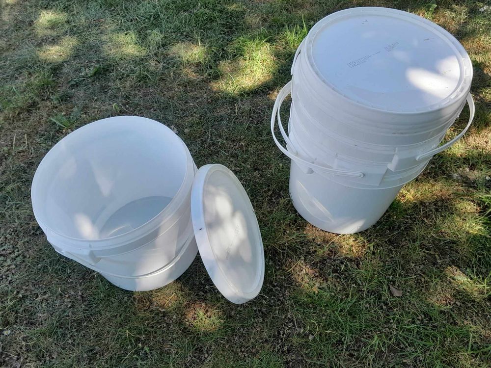 Wiadra plastikowe z pokrywką 25L