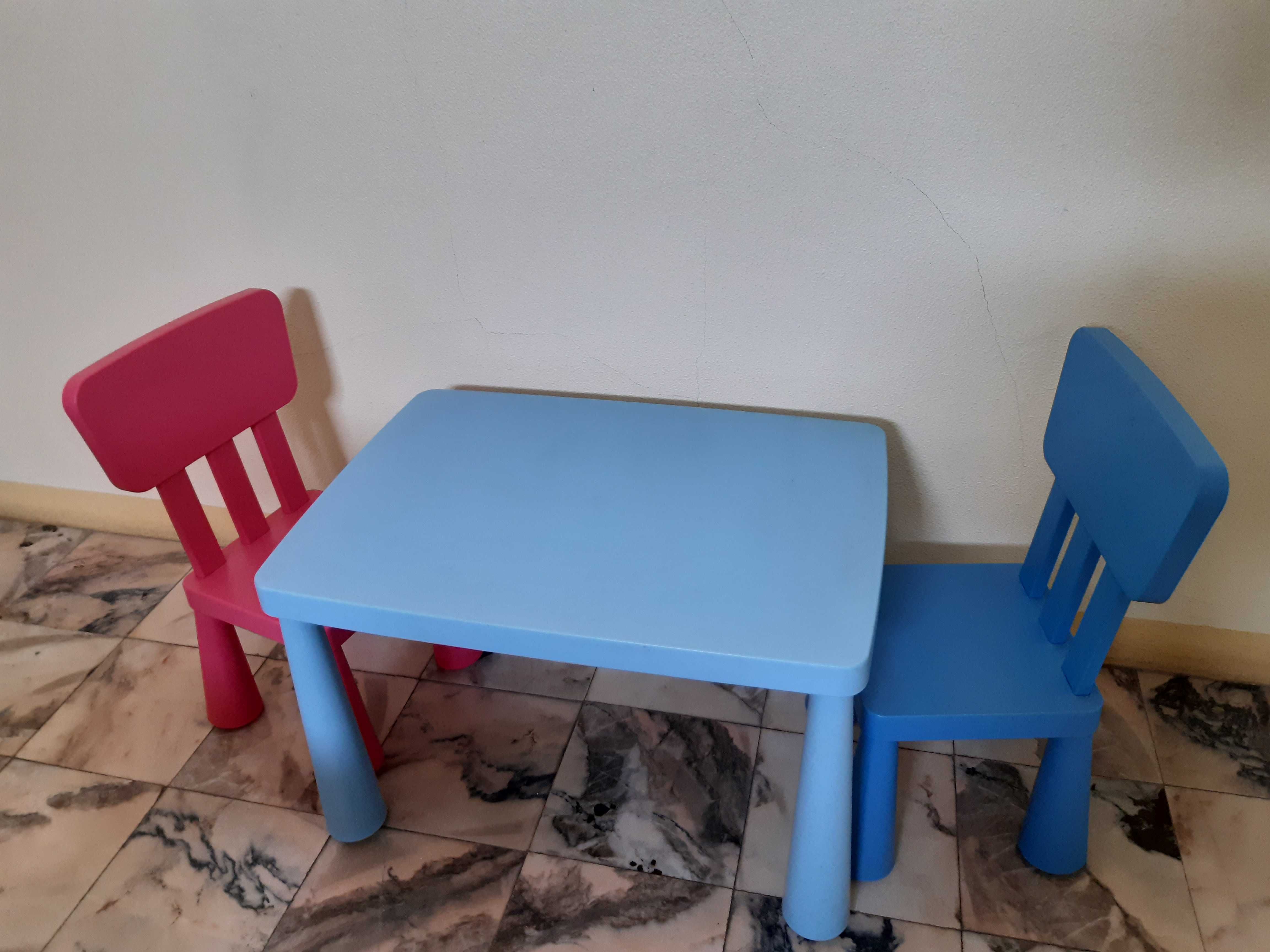 Mesa com duas cadeiras para criança.