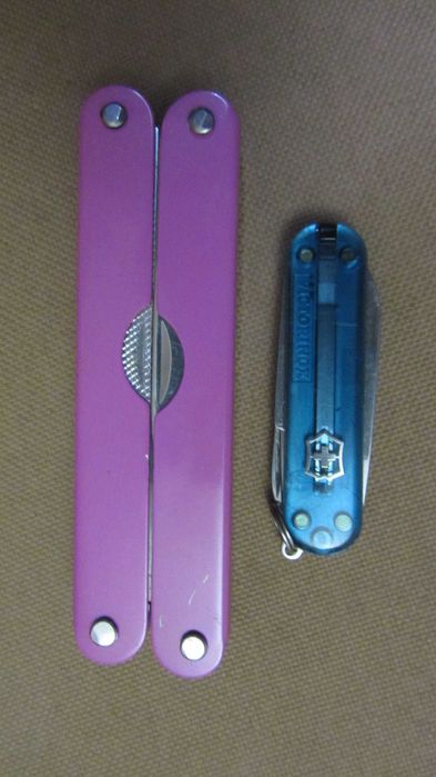 Одним лотом. Victorinox Classic + тул китай . Б/у.