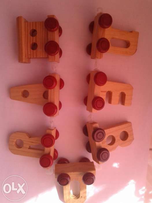 6 Letras Debora em carrinhos de madeira