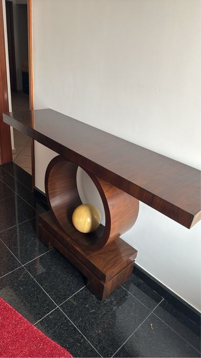 Consola em cor escura