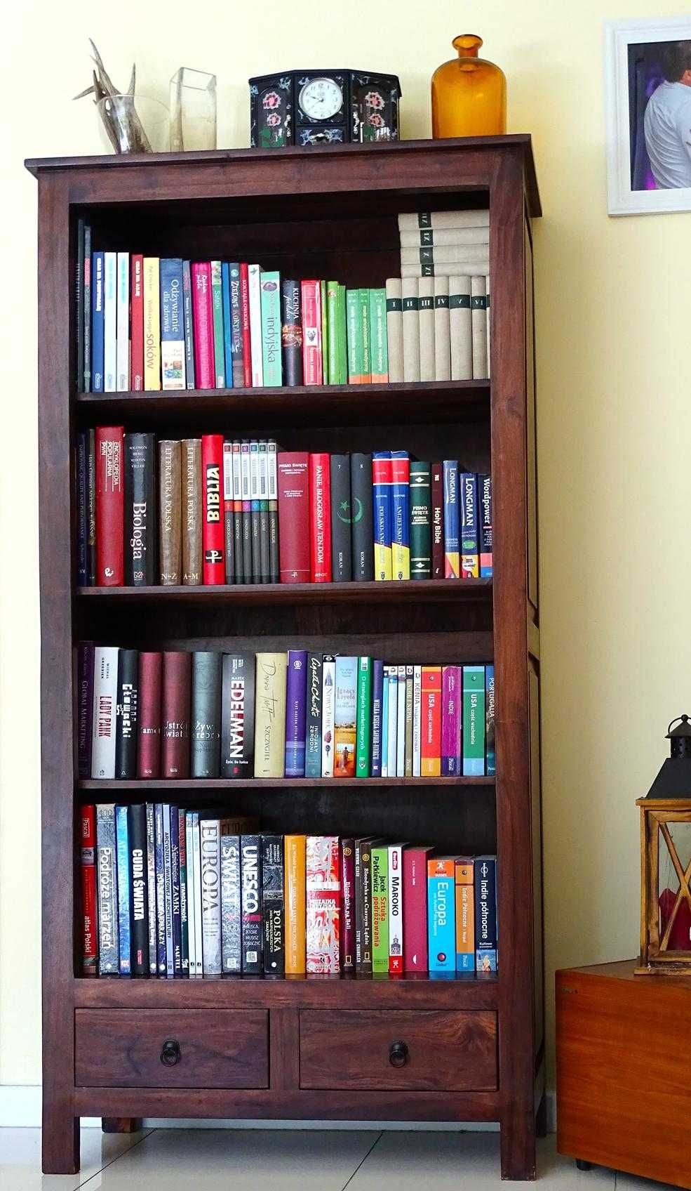 Śliczna witryna / biblioteczka kolonialna z litego drewna egzotycznego