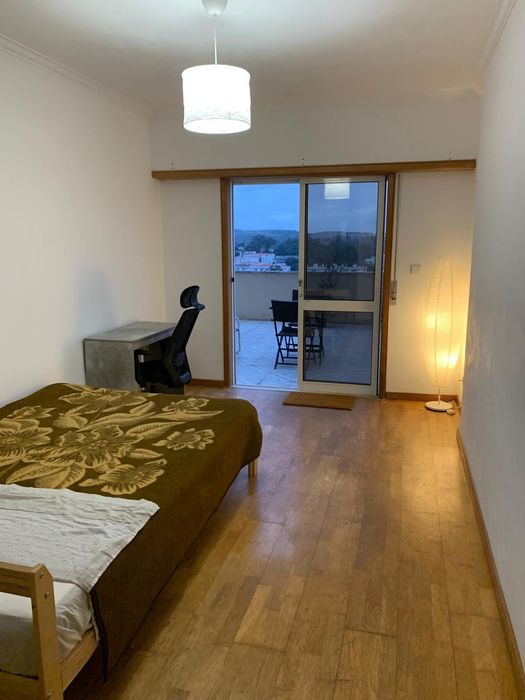 3 Quartos Amplos Para Arrendar em Casa Remodelada