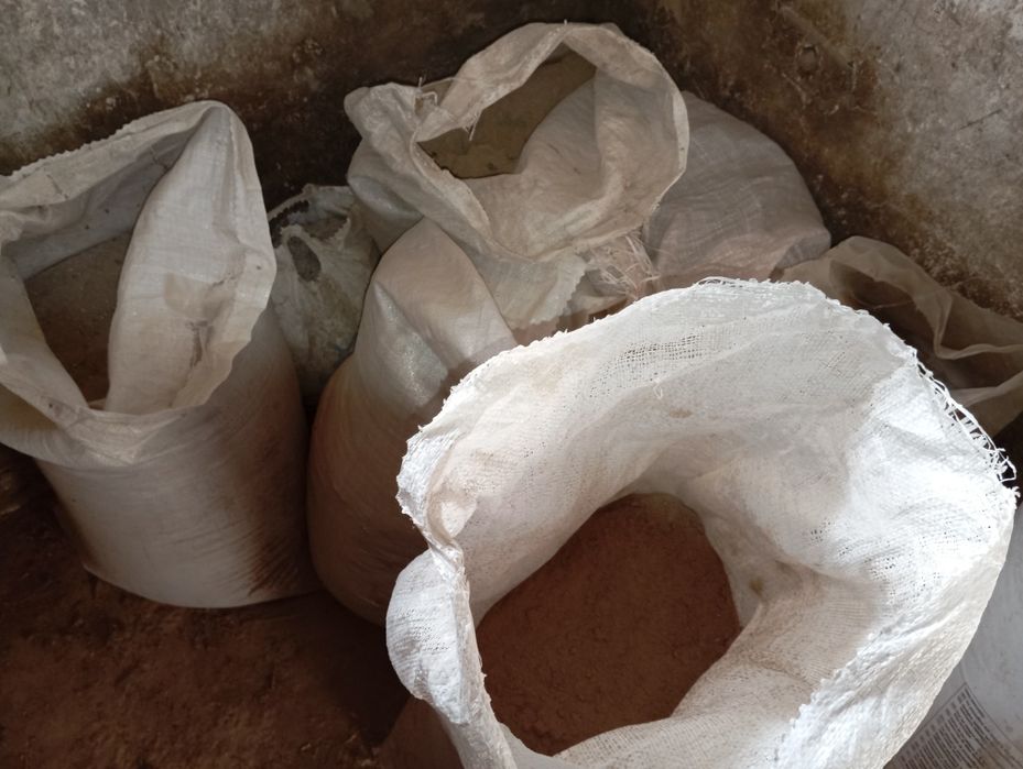 Попіл для удобрення ґрунту.